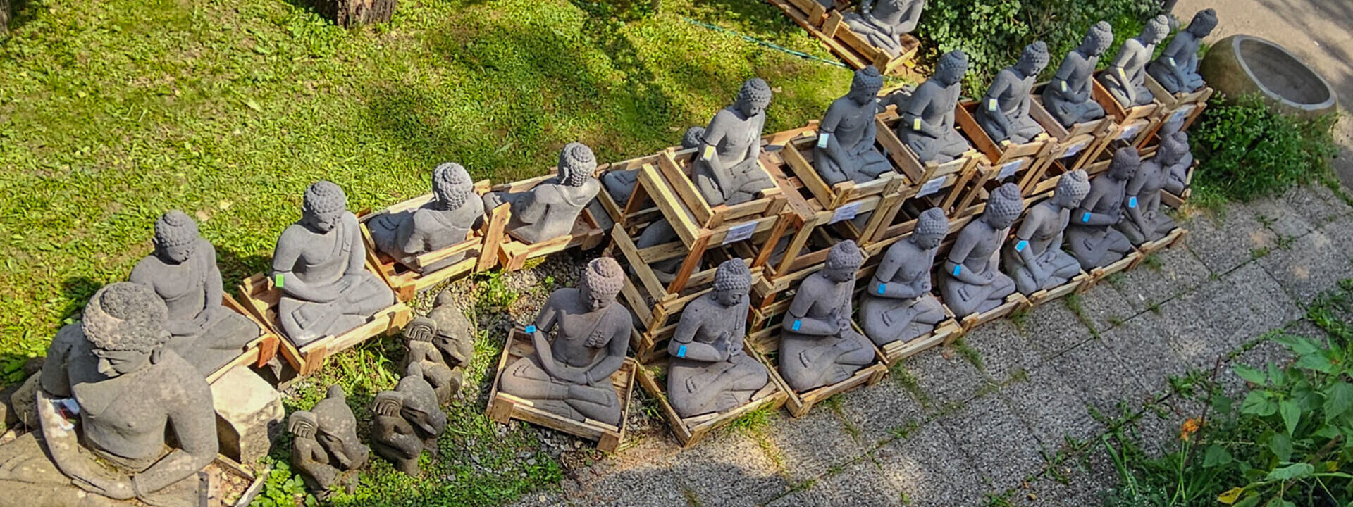 Sliderbild: Lavastein Buddhas für den Garten